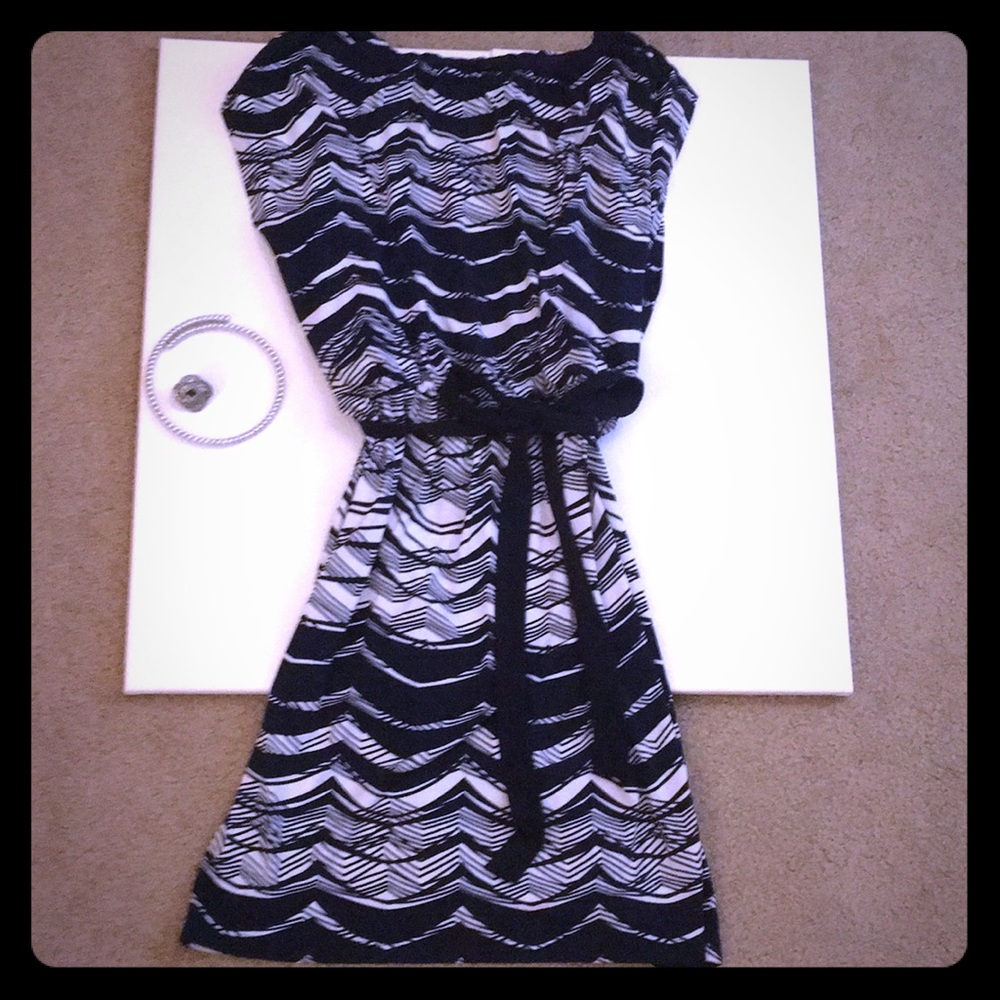 Valerie Bertinelli navy and white wave dress